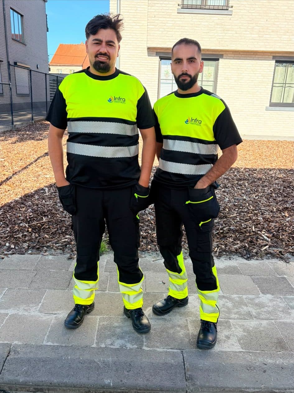 Twee medewerkers van Infra Partners in bedrijfskledij